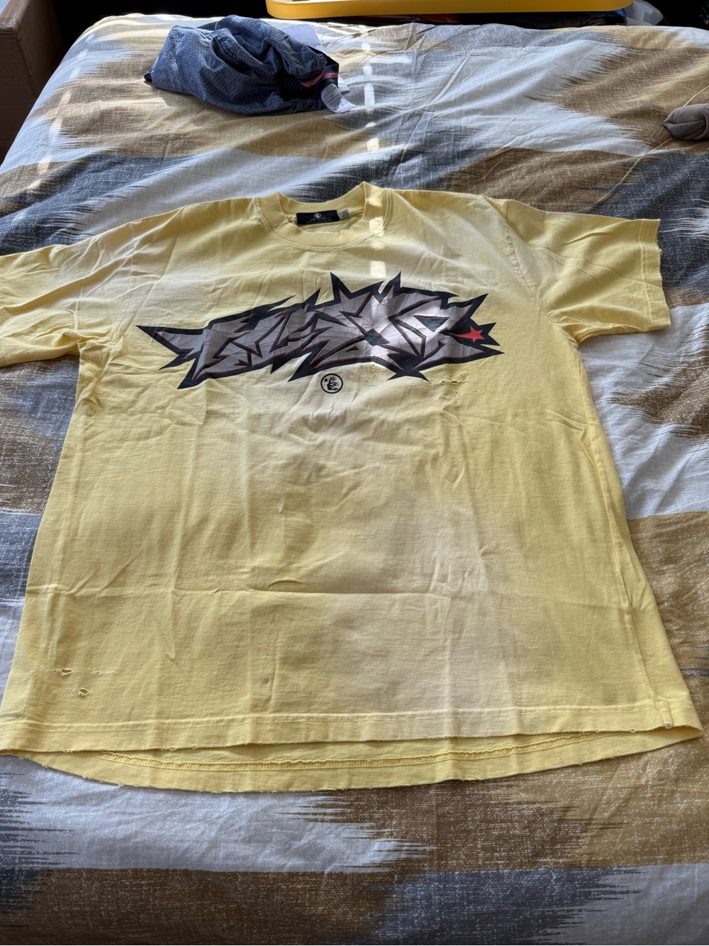 Hellstar Crack Print Yellow Graphic T‑Shirt with Stylized Chest Print size XL